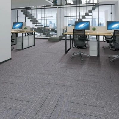Commerciële kantoor tapijttegels 50x50 met moderne stijl en modulaire PVC-achtergrond van OEM