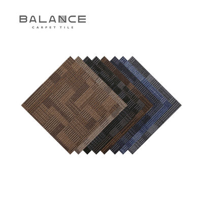 Abstract Patroon Grijs Brandbestendige modulaire commerciële kantoren Nylon tapijttegels 50*50