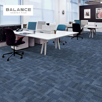 Abstract Patroon Grijs Brandbestendige modulaire commerciële kantoren Nylon tapijttegels 50*50
