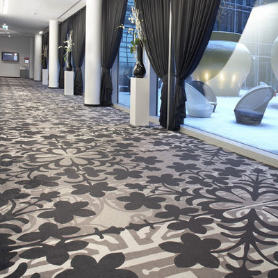 Op maat gemaakte vloer tapijt met bloemenpatroon voor hotels en bioscopen
