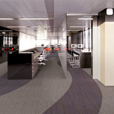 Winkelruimte Hoog verkeer Pp tapijt 50*50 Jacquard kantoorvloer Bitumen ruggen tapijt tegels bibliotheek