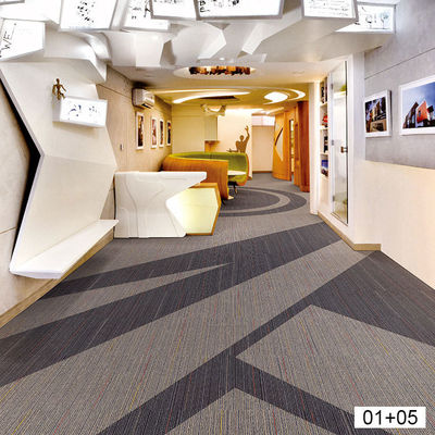Winkelruimte Hoog verkeer Pp tapijt 50*50 Jacquard kantoorvloer Bitumen ruggen tapijt tegels bibliotheek