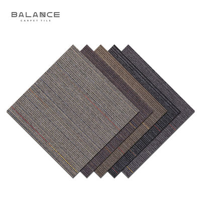 Winkelruimte Hoog verkeer Pp tapijt 50*50 Jacquard kantoorvloer Bitumen ruggen tapijt tegels bibliotheek