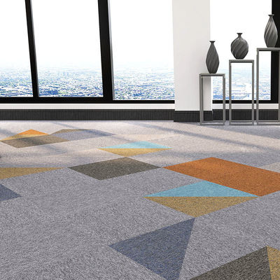 50x50 commerciële wand tapijttegels met aangepaste kleur en anti-glij PVC-achtergrond