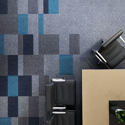 50x50 commerciële wand tapijttegels met aangepaste kleur en anti-glij PVC-achtergrond