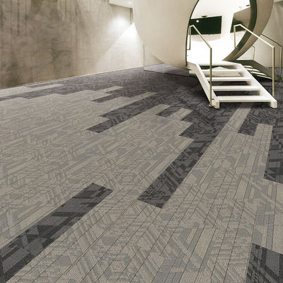 Commerciële moderne nylon tapijttegels Tufted Abstract Kussen 50x50 PVC PP voor hotel
