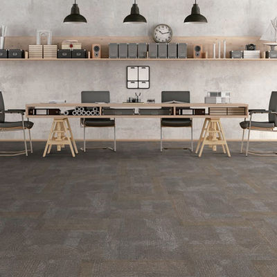 Commerciële kantoor- en hotelvloeren wasbaar Modern geometrisch nylon PE-tegel met ruggen