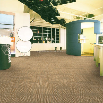 Waterdichte Vinylvloeren met PVC-ondersteuning en meervoudig loopstapelpatroon