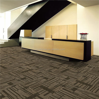 Waterdichte Vinylvloeren met PVC-ondersteuning en meervoudig loopstapelpatroon