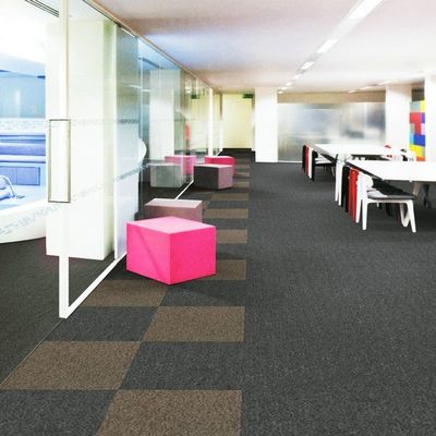Decoratieve PP-oppervlakte PVC-achterste Contec-tapijttegels voor commerciële kantoorvloeren