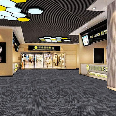 Meerdere niveaus constructie moderne stijl grijs tapijttegel voor theatervoorstelling ruimte