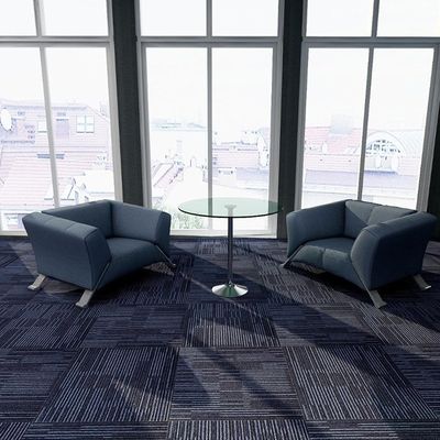 500x500 hotel tapijt met groene PVC-achtergrond en loopstapelconstructie