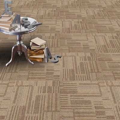 500x500 hotel tapijt met groene PVC-achtergrond en loopstapelconstructie