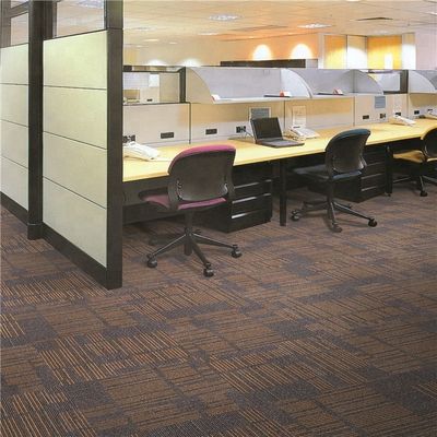 Stapelhoogte 4mm 650g/m2 50x50cm Vierkante tegel kantoor tapijt in modern ontwerp 100% nylon