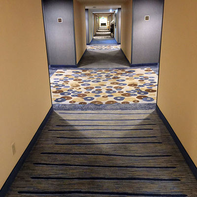 Hoge stapel Perzische moslim wand tot muur tapijt voor hotel en casino kamer in moderne stijl
