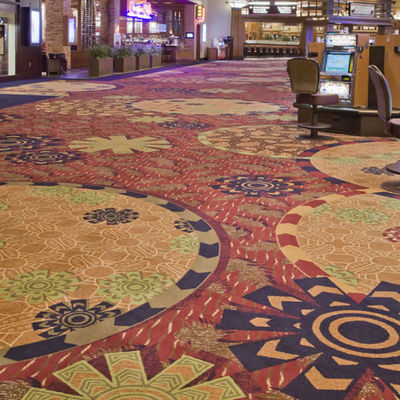Hoge stapel Perzische moslim wand tot muur tapijt voor hotel en casino kamer in moderne stijl