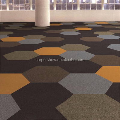 4500 g/m2 /-3% totaalgewicht Hexagon tapijttegel voor maatwerk kleurrijke vloeroplossingen