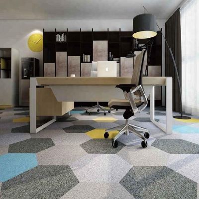 4500 g/m2 /-3% totaalgewicht Hexagon tapijttegel voor maatwerk kleurrijke vloeroplossingen