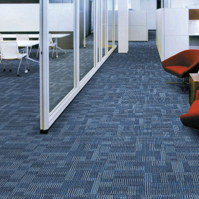 4500 g/m2 -3% totaal gewicht Vierkante PVC brandwerend tapijtgarenstegel voor woningversiering