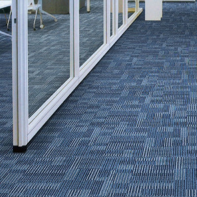4500 g/m2 -3% totaal gewicht Vierkante PVC brandwerend tapijtgarenstegel voor woningversiering
