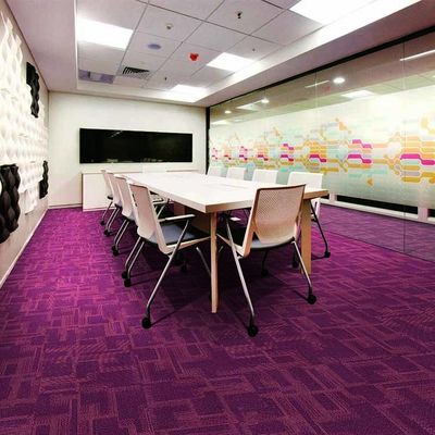 Niet-geweven rug paarse tapijttegel commercieel en vierkant met prachtig patroon