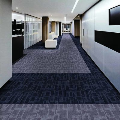 Niet-geweven rug paarse tapijttegel commercieel en vierkant met prachtig patroon