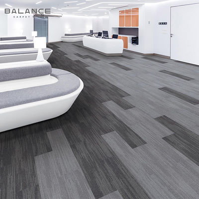 Moderne stijl op maat gemaakte tapijttegels voor commerciële kantoorvloeren 18x36 met PVC-achtergrond