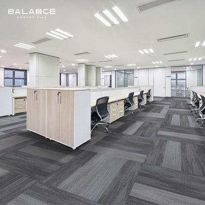 Moderne stijl op maat gemaakte tapijttegels voor commerciële kantoorvloeren 18x36 met PVC-achtergrond