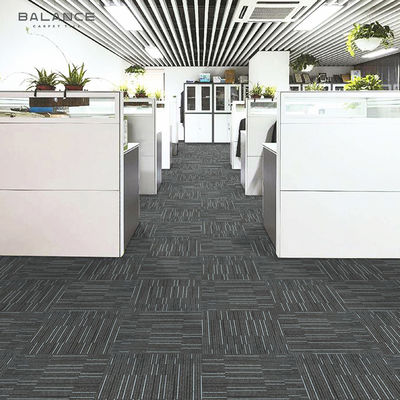 Grijzige gestreepte PVC-tapijttegels 50x50 Vierkant Constructie Mulit Level Loop Pile