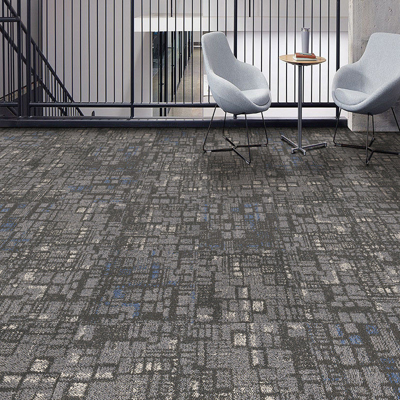 Office Machine Made Tufted Non-Slip Wasbaar Vriendelijk Bitumen Ondersteunende Stapel Gewicht 520g/m2