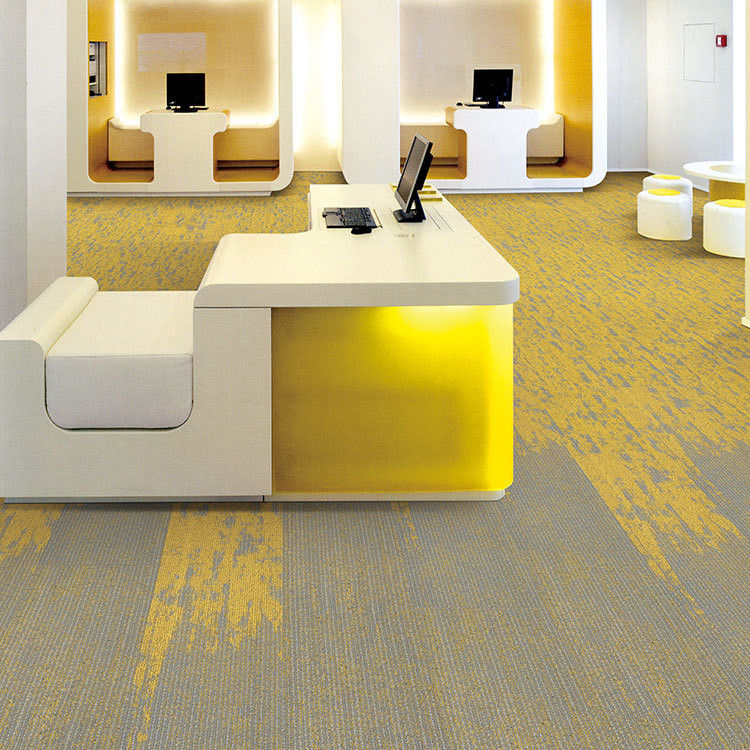 Abstract Patroon 100% Nylon 6 Pvc Backing Carpet Tile voor commerciële ruimtes in geel